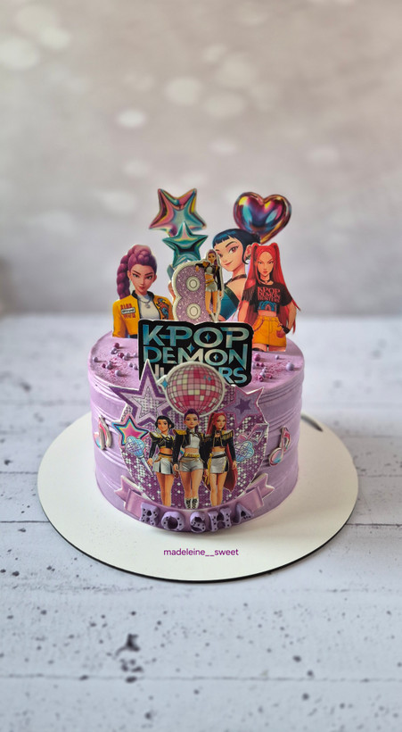 کیک تولد با تم k-pop بااسفنج شکلاتی و فیلینگ موز و گردو و کرم شکلاتی روکش خامه با تزئینات چاپی و فوندانتی