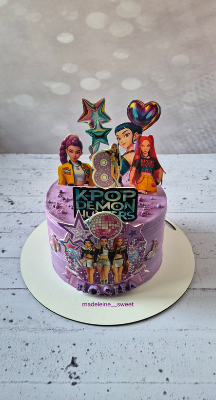 کیک تولد با تم k-pop بااسفنج شکلاتی و فیلینگ موز و گردو و کرم شکلاتی روکش خامه با تزئینات چاپی و فوندانتی