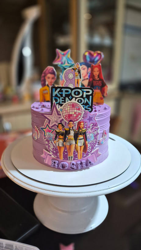 کیک تولد با تم k-pop بااسفنج شکلاتی و فیلینگ موز و گردو و کرم شکلاتی روکش خامه با تزئینات چاپی و فوندانتی